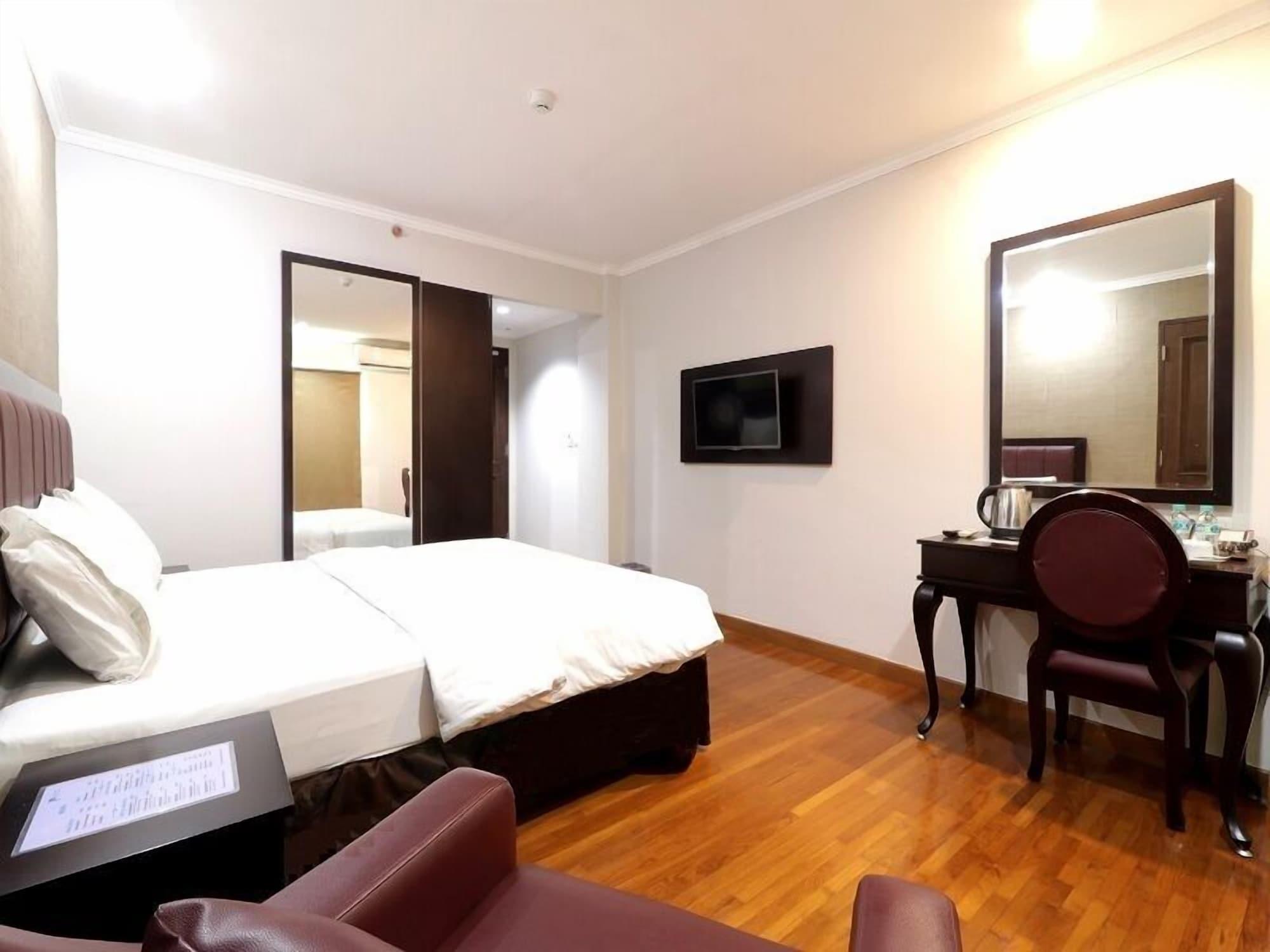 P Hotel Giacarta Esterno foto
